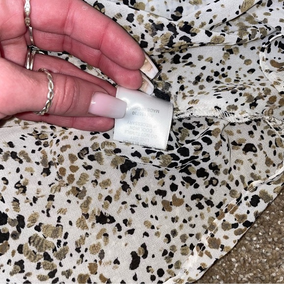 Rose + Olive blouse flowy bell sleeve cheetah animal print key hole neckline XL - Picture 5 of 11